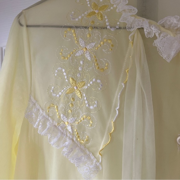 Vintage 1950’s Pale Yellow Robe with Embroidered Design & Lace Trim - Picture 10 of 11